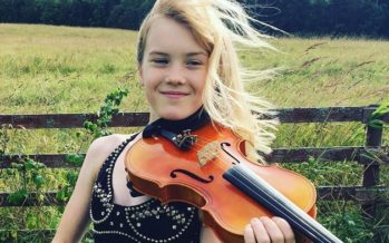 Den unga violinisten Estella Elisheva visar teatern i Estland sin erkänsla